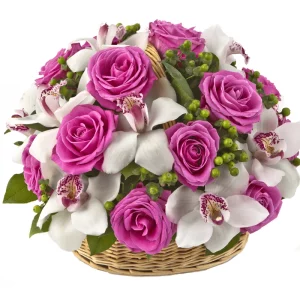 Цветы в корзине с орхидеями